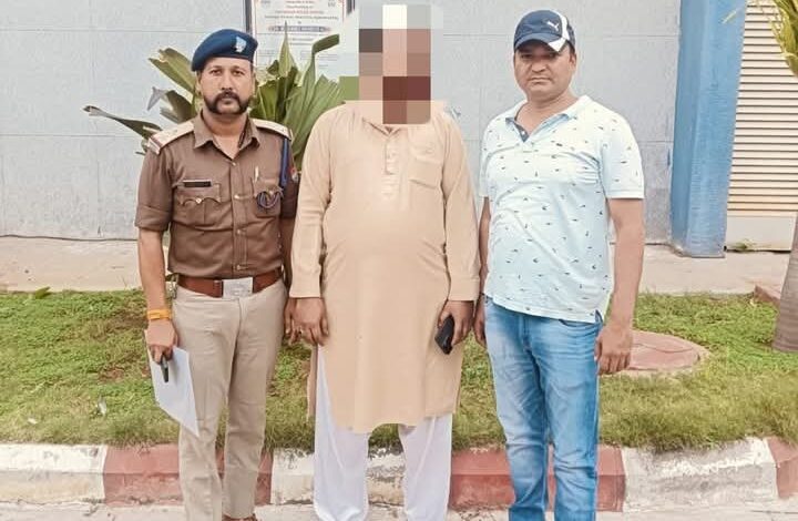 पुलिस ने ढूंढ निकाला बीस हजार रुपये का ईनामी