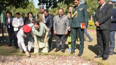 राज्यपाल ने राजभवन परिसर में किया ट्यूलिप बल्ब का रोपण