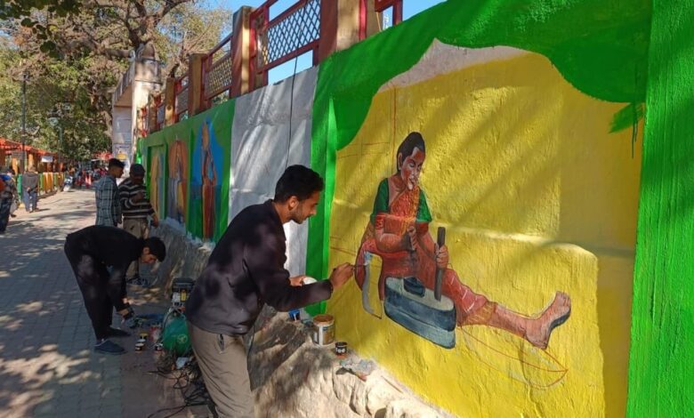 13 जनवरी से शुरू होगा उत्तरायणी मेला, वृत्त चित्रों पर की जा रही रंगाई पुताई 13 जनवरी से शुरू होगा उत्तरायणी मेला, वृत्त चित्रों पर की जा रही रंगाई पुताई