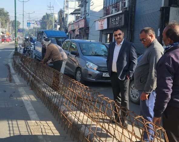 डिवाइडर कट मारने वाले दुपहिया वाहन पर लगा अंकुश डिवाइडर कट मारने वाले दुपहिया वाहन पर लगा अंकुश