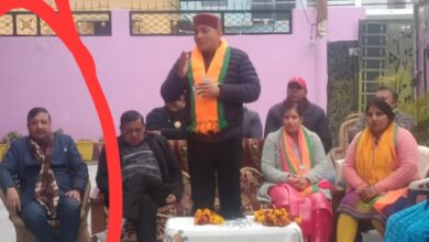 मुख्यमंत्री क़े मीडिया को ऑर्डिनेटर भाजपा क़े लिए मांग रहे वोट मुख्यमंत्री क़े मीडिया को ऑर्डिनेटर भाजपा क़े लिए मांग रहे वोट