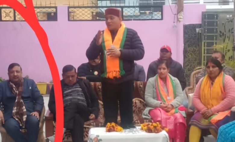 मुख्यमंत्री क़े मीडिया को ऑर्डिनेटर भाजपा क़े लिए मांग रहे वोट