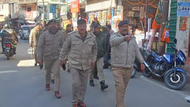 चमोली पुलिस ने फ्लैग मार्च निकालकर दिया निष्पक्ष और भयमुक्त मतदान का संदेश