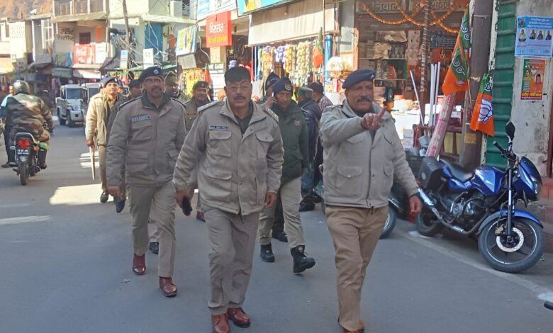 चमोली पुलिस ने फ्लैग मार्च निकालकर दिया निष्पक्ष और भयमुक्त मतदान का संदेश चमोली पुलिस ने फ्लैग मार्च निकालकर दिया निष्पक्ष और भयमुक्त मतदान का संदेश