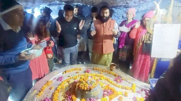महाकुम्भ के अमृत जल से भगवान श्री टपकेश्वर महादेव का किया जलाभिषेक