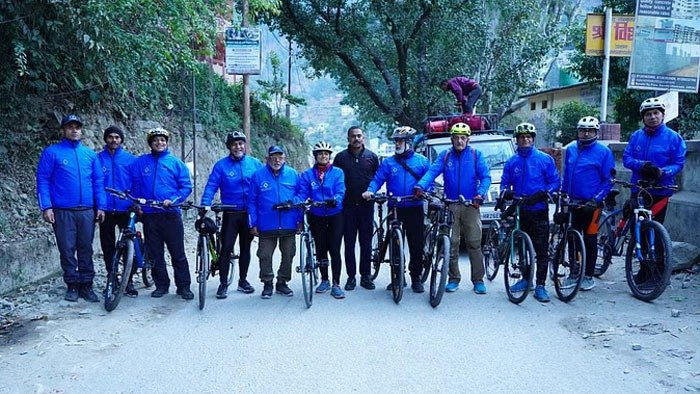 साइकिल से प्रयागराज रवाना हुआ रिटायर्ड सैन्य अधिकारियों का दल