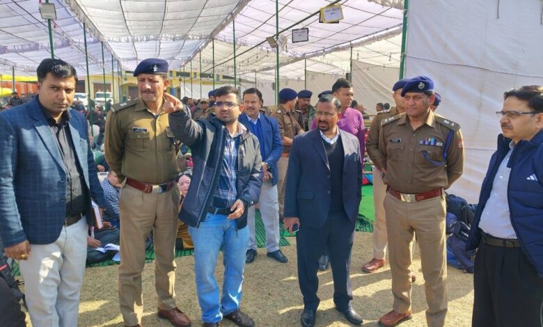 पोलिंग पार्टियां कड़ी सुरक्षा व्यवस्था के बीच मतदान केंद्रों के लिए रवाना