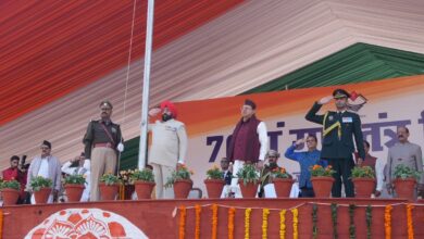 गणतंत्र दिवस की 75वीं वर्षगांठ के अवसर पर राज्यपाल ने राजभवन एवं परेड ग्राउंड में फहराया राष्ट्रीय ध्वज।