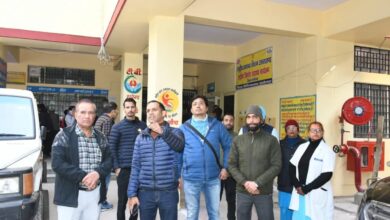 डीएम ने किया जिला चिकित्सालय का औचक निरीक्षण