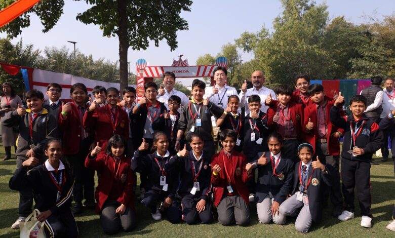 राष्‍ट्रीय सड़क सुरक्षा माह: बच्‍चों को जागरूक करने के लिये सड़क सुरक्षा पर शिक्षा दी