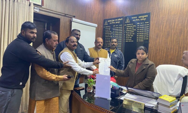 कांग्रेस पार्टी ने सौपा नगर आयुक्त को ज्ञापन