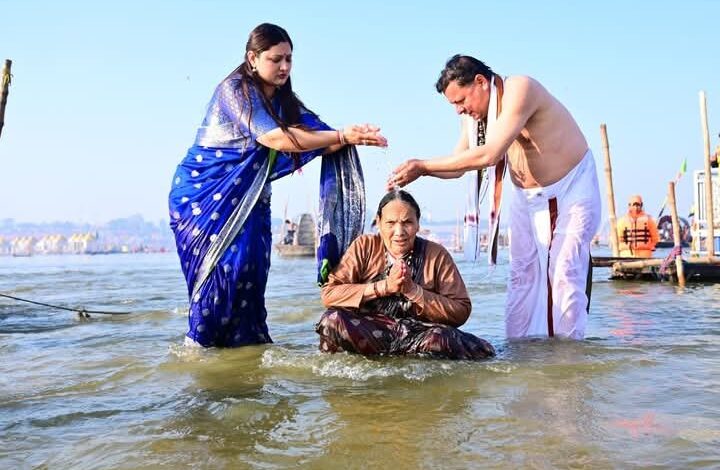 अविस्मरणीय क्षण : सीएम ने महाकुंभ में त्रिवेणी संगम के पावन जल में कराया माता को स्नान