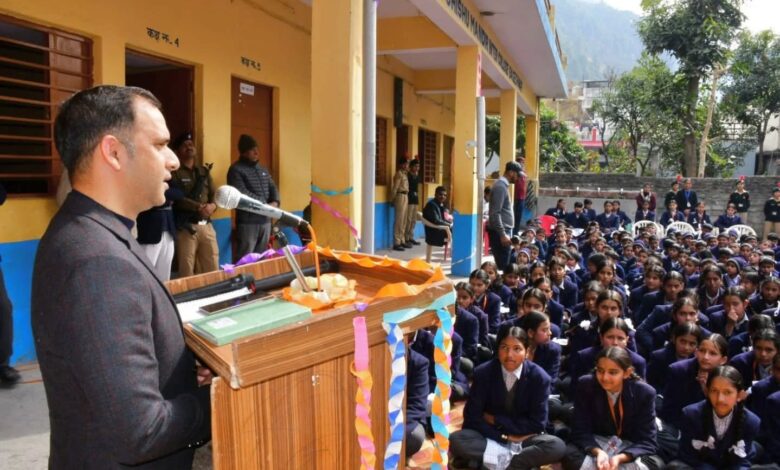 बोर्ड परीक्षार्थियों को जिलाधिकारी ने बोला “आल द बेस्ट”