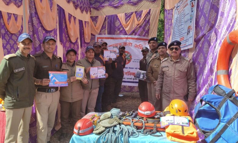 सिलगढ़ महोत्सव में आये लोगों को पुलिस ने किया जागरुक सिलगढ़ महोत्सव में आये लोगों को पुलिस ने किया जागरुक