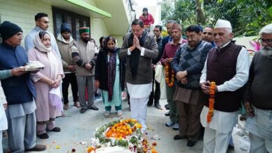 पार्थिव देह पर पुष्पचक्र अर्पित कर श्रद्धांजलि दी पार्थिव देह पर पुष्पचक्र अर्पित कर श्रद्धांजलि दी