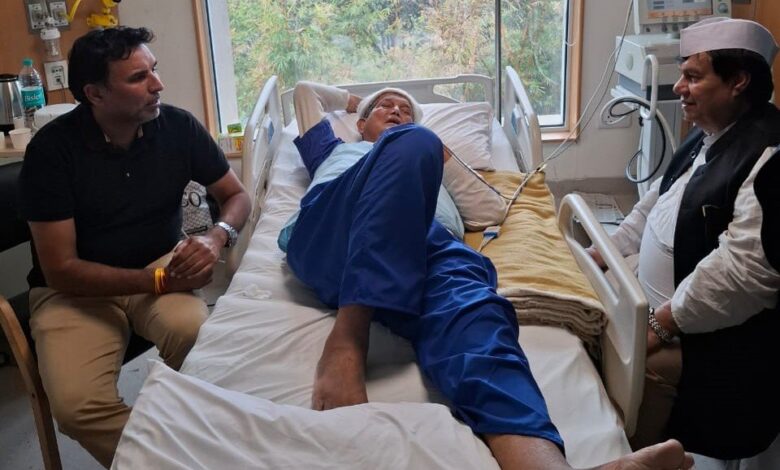 पूर्व मुख्यमंत्री हरीश रावत का हाल-चाल जानने मैक्स अस्पताल पहुंचे कांग्रेस नेता