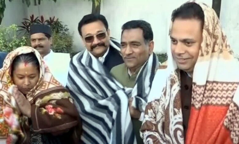 कंबल ओढ़कर ठिठुरते हुए विधानसभा पहुंचे कांग्रेसी विधायक