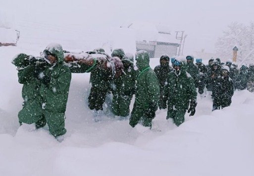 सेना के जवानो ने किया बॉर्डर रोड ऑर्गेनाइज़ेशन के प्रभावित श्रमिकों का रेस्क्यू
