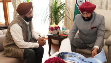 राजभवन में लेखक बीपीएस वालिया ने की राज्यपाल से मुलाकात