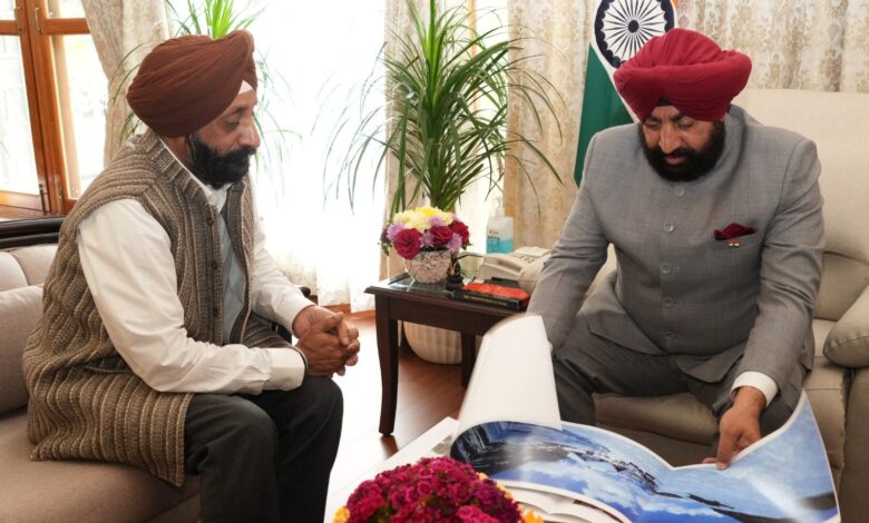 राजभवन में लेखक बीपीएस वालिया ने की राज्यपाल से मुलाकात