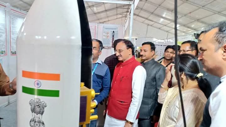 निशंक ने किया प्रदर्शनी का अवलोकन