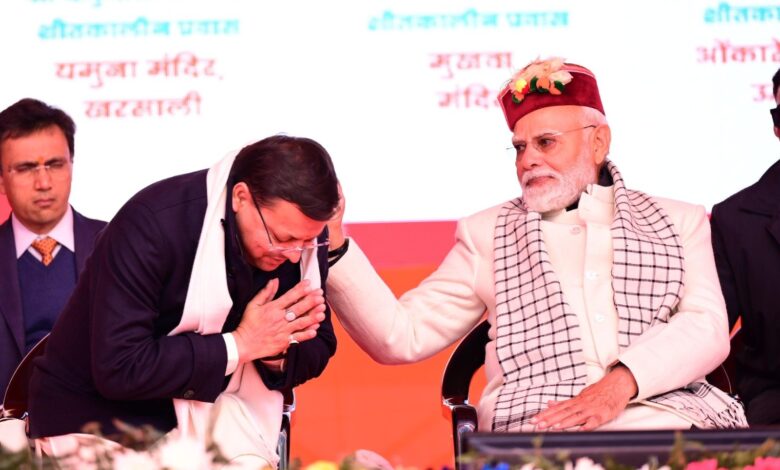 हाथ मिलाकर, पीठ थपथपाकर सीएम को शाबाशी