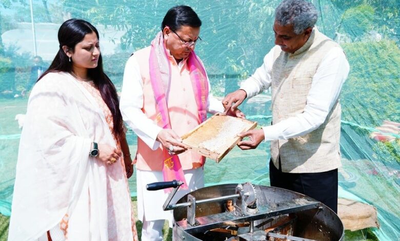 मुख्यमंत्री आवास परिसर में किया गया शहद निष्कासन कार्य