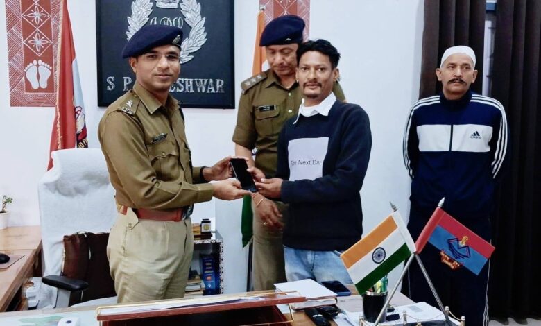 खोये हुए मोबाइल फोन लौटाकर पुलिस ने दी खुशियों की सौगात