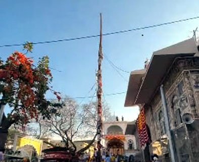 जयकारों से गूंज उठा दरबार साहिब, श्री झंडे जी के आरोहण के साथ शुरू हुआ मेला जयकारों से गूंज उठा दरबार साहिब, श्री झंडे जी के आरोहण के साथ शुरू हुआ मेला