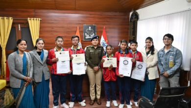 एसपी ने किया मेधावी छात्रों को पुरस्कृत