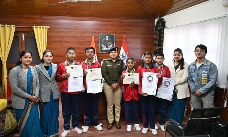 एसपी ने किया मेधावी छात्रों को पुरस्कृत