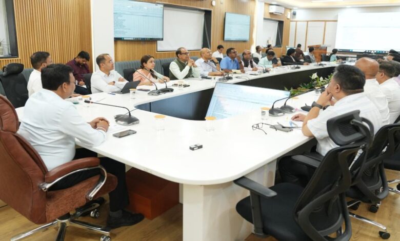 Uttarakhand News: मुख्य सचिव आनंद बर्द्धन की अध्यक्षता में सचिव समिति की बैठक आयोजित, सभी विभागों में ई-ऑफिस लागू करने के अधिकारियों को दिए कड़े निर्देश…