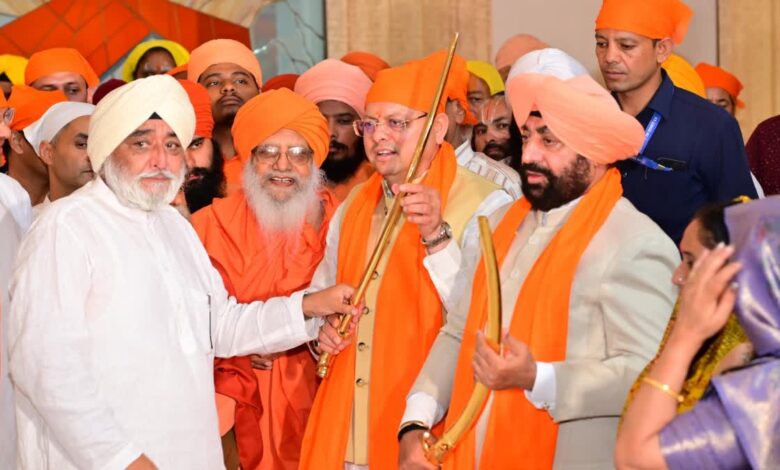 Uttarakhand News: हेमकुंड साहिब पहुंचे मुख्यमंत्री धामी और राज्यपाल गुरमीत सिंह, दरबार साहिब में टेका मत्था…श्रद्धालुओं के पहले जत्थे को किया रवाना….