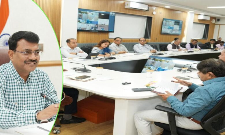 Uttarakhand News- अगले 10 वर्षों के लिए ठोस लक्ष्य तय करें: मुख्य सचिव ने जिलाधिकारियों को दिए सख्त निर्देश, स्वदेशी उत्पादों को बढ़ावा देने पर दिया जोर….