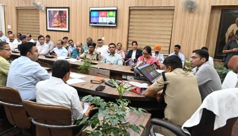 Uttarakhand News: मॉक ड्रिल की तैयारियों को लेकर डीएम-एसएसपी ने की संयुक्त बैठक, प्रशासन ने नागरिकों से घरों में रहने की अपील की… Uttarakhand News: मॉक ड्रिल की तैयारियों को लेकर डीएम-एसएसपी ने की संयुक्त बैठक, प्रशासन ने नागरिकों से घरों में रहने की अपील की…