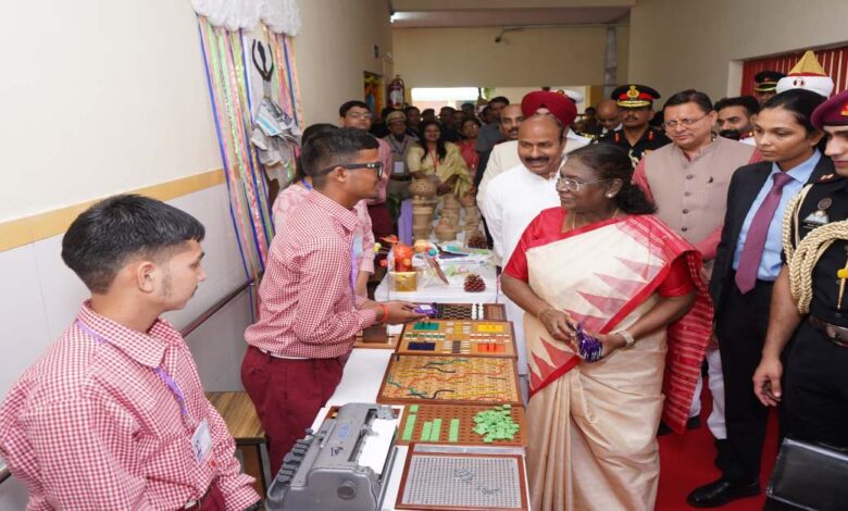Uttarakhand News: राष्ट्रपति द्रौपदी मुर्मू ने दृष्टिबाधित बच्चों से की मुलाकात, विज्ञान प्रदर्शनी और लैब का किया अवलोकन…