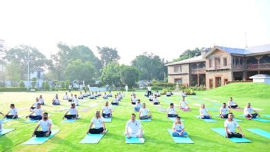 Uttarakhand News: मुख्यमंत्री धामी ने अधिकारियों-कर्मचारियों संग किया योग, योग को दिनचर्या में शामिल करने का आह्वान….
