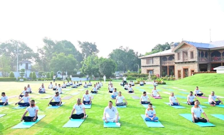 Uttarakhand News: मुख्यमंत्री धामी ने अधिकारियों-कर्मचारियों संग किया योग, योग को दिनचर्या में शामिल करने का आह्वान….