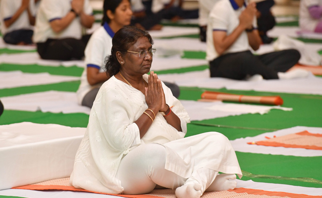 International Yoga Day : राष्ट्रपति द्रौपदी मुर्मू ने देहरादून में किया योग, कहा – योग से विश्व हो स्वस्थ और प्रसन्न…. International Yoga Day : राष्ट्रपति द्रौपदी मुर्मू ने देहरादून में किया योग, कहा – योग से विश्व हो स्वस्थ और प्रसन्न….