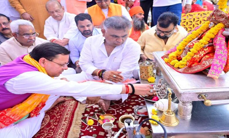 Uttarakhand News: मां गंगा की शरण में पहुंचे सीएम धामी, पूजा-अर्चना कर मांगी प्रदेश की खुशहाली, कहा- नदियां केवल जल का स्रोत नहीं, जीवन की आधारशिला हैं….