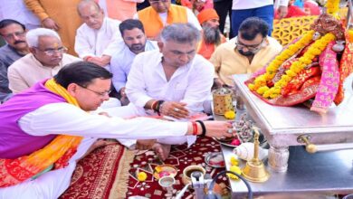 Uttarakhand News: मां गंगा की शरण में पहुंचे सीएम धामी, पूजा-अर्चना कर मांगी प्रदेश की खुशहाली, कहा- नदियां केवल जल का स्रोत नहीं, जीवन की आधारशिला हैं….