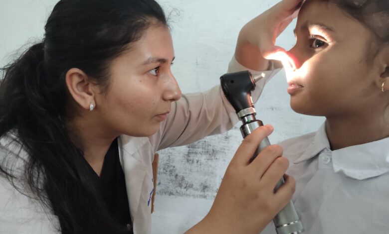 एममकेपी इंटर कॉलेज में श्री महंत इन्दिरेश अस्पताल का निःशुल्क स्वास्थ्य शिविर