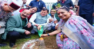 Uttarakhand News: मुख्यमंत्री पुष्कर सिंह धामी ने ‘एक पेड़ मां के नाम’ अभियान के तहत किया पौधरोपण, लोगों से की ये खास अपील…. Uttarakhand News: मुख्यमंत्री पुष्कर सिंह धामी ने ‘एक पेड़ मां के नाम’ अभियान के तहत किया पौधरोपण, लोगों से की ये खास अपील….