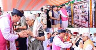 Uttarakhand News: मुख्यमंत्री पुष्कर सिंह धामी ने परेड ग्राउंड में फहराया तिरंगा, स्वतंत्रता संग्राम सेनानियों के परिजनों व खिलाड़ियों का किया सम्मान….