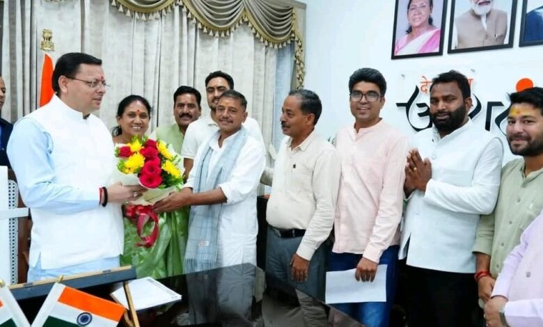 Uttarakhand News: मुख्यमंत्री धामी से विधायक आशा नौटियाल के नेतृत्व में त्रिस्तरीय पंचायत चुनावों में जीत दर्ज करने वाले नवनिर्वाचित जिला पंचायत सदस्यों ने की भेंट…