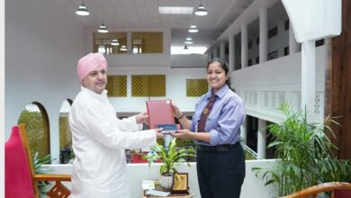 एसजीआरआरयू की मेधावी छात्रा हंसिका सक्सेना को सम्मानित किया