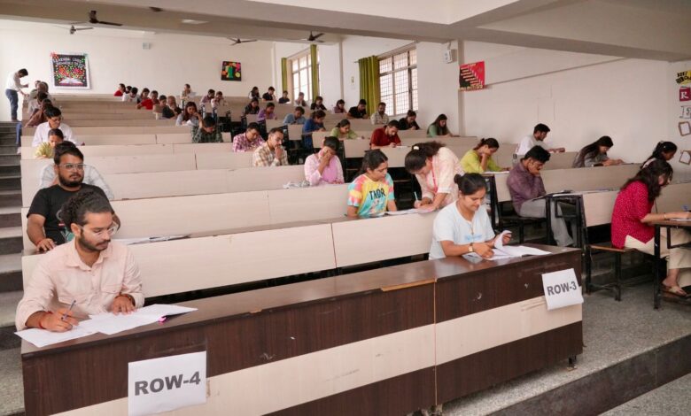 एस.जी.आर.आर. विश्वविद्यालय में 34 विषयों के लिए हुई पी.एच.डी प्रवेश परीक्षा एस.जी.आर.आर. विश्वविद्यालय में 34 विषयों के लिए हुई पी.एच.डी प्रवेश परीक्षा