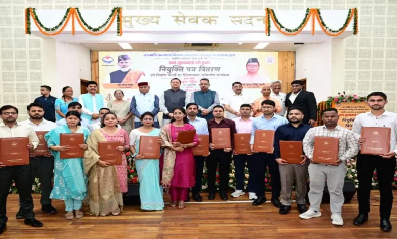 Uttarakhand News: राजकीय आश्रम पद्धति विद्यालयों में 15 सहायक अध्यापकों को  मिला नियुक्ति पत्र, सीएम बोले- जनजातीय समाज के उत्थान को प्रतिबद्ध सरकार….