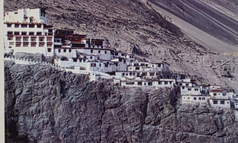 “आवारा कदम अनजान रास्ते” — हिमालय, मनुष्य और स्मृति का महाग्रंथ