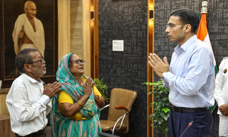 70 वर्षीय बुजुर्गों से अपने तीन नौनिहालों वाले बेटे-बहु को बेदखल न करने का डीएम ने किया आग्रह 70 वर्षीय बुजुर्गों से अपने तीन नौनिहालों वाले बेटे-बहु को बेदखल न करने का डीएम ने किया आग्रह